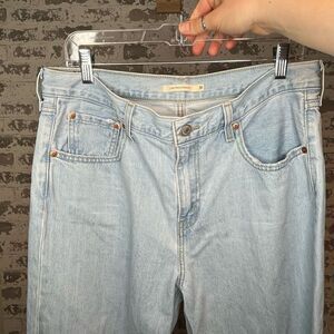 Levi’s | women low pro straight light wash denim jeans distressed